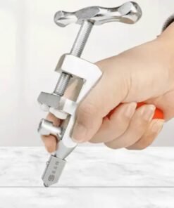 Rokā turams stikla flīžu griezējs